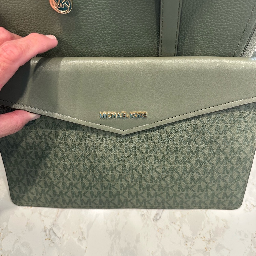 EUC Michael Kors Green Leather Shoulder Bag 3 in one tote - Picture 11 of 11